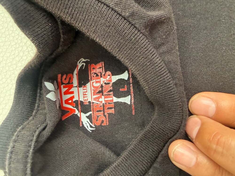 Boys Vans x Stranger Things Surf's Upside Down Graphic T-Shirt - Picture 5 of 5